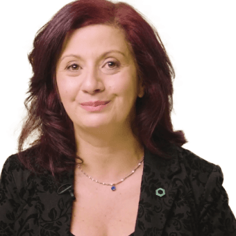 Utilisatrice satisfaite travaillant à desjardins